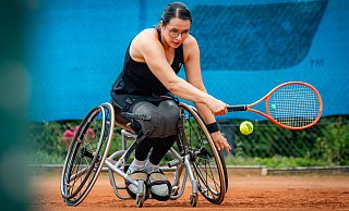 Eine gute Schlagposition zu erreichen, ist wichtig für Rollstuhltennisspielerin Britta Wend. - Sarah Jonek