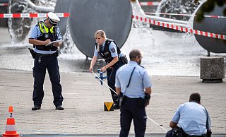 Polizisten sichern auf dem Kölner Ebertplatz Spuren. Nach einer Auseinandersetzung mit mehreren Beteiligten ist am Sonntag ein Mann gestorben. - picture alliance/dpa