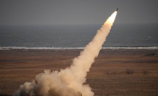 Eine Rakete wird von einem Mehrfachraketenwerfer während einer gemeinsamen französisch-amerikanischen Übung auf einem Schießplatz in Capu Midia an der rumänischen Schwarzmeerküste abgefeuert. - Andreea Alexandru/AP/dpa