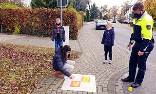 Bei der evangelischen Grundschule in Bad Lippspringe gibt es jetzt eine Bring- und Abholzone. Das Schild gestaltete Lilith aus der Klasse 4a im Rahmen eines Malwettbewerbs. - Elke Schwertner