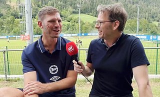 Arminia-Bielefeld-Legende Fabian Klos (l.) im Gespräch mit Arminia-Reporter Gregor Winkler. - NW Arminia-Bielefeld-Legende Fabian Klos (l.) im Gespräch mit Arminia-Reporter Gregor Winkler. - NW