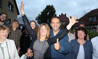 Ute Dülfer feiert mit ihrem Mann Dirk und ihrer Familie den deutlichen Sieg in der Stichwahl. - Uwe Müller
