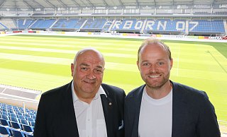 Der neue SCP-Sportchef Sebastian Lange (r.) und Vereinschef Thomas Sagel in der Paderborner Home-Deluxe-Arena, in der derzeit noch schwarze Sitzschalen für den neuen SCP07-Schriftzug auf der Osttribüne installiert werden (im Hintergrund). - Frank Beineke