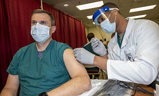 Kleiner Pieks mit großer Hoffnung und vielen Fragen drumherum: Die Spritze mit dem Biontech–Impfstoff gibt’ s in den Oberarm. - imago images/ZUMA Wire