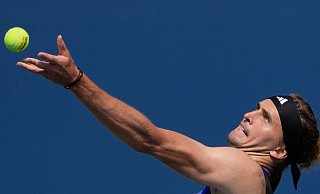 Alexander Zverev hat beim Erstrunden-Sieg einige Mühe. - Julia Nikhinson/AP/dpa