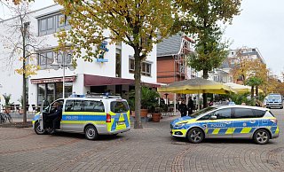 Die Polizei hatte die Kneipe mit Streifenwagen umstellt. - Thorsten Gödecker