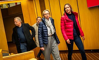 Christiana Bauer (OB-Kandidatin der CDU) und Katharina Kotulla (recht, Direktkandidatin der CDU bei der Bundestagswahl) kommen auf der zentralen Wahlparty in Bielefeld an. - Sarah Jonek