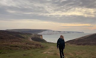 Die «Seven Sisters» im Blick: 21 Kilometer zählt die Wanderung von Seaford nach Eastbourne - es geht immer entlang der Steilküste. - Nathalie Helene Rippich/dpa-tmn