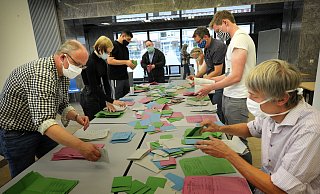 Bei der abendlichen Auszählung durch den Gütersloher Wahlvorstand wurde festgestellt, dass sich insgesamt 248 falsche Stimmzettel für den Kreiswahlbezirk 103 in der Wahlurne befanden. - Andreas Fruecht Bei der abendlichen Auszählung durch den Gütersloher Wahlvorstand wurde festgestellt, dass sich insgesamt 248 falsche Stimmzettel für den Kreiswahlbezirk 103 in der Wahlurne befanden. - Andreas Fruecht