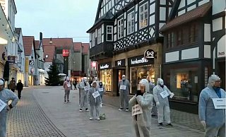 Der Marsch durch die Lange Straße in Lübbecke. - Screenshot: nw.de