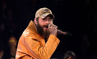 Post Malone versüßte einer Barkeeperin in Houston das Weihnachtsfest. (Archivbild) - George Walker IV/Invision/AP/dpa