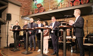 In Barres Brauwelt befragte unter anderem Eckhard Rüter (r.) die Bundestagskandidaten Dominik Goertz (v. l., Die Linke), Frank Schäffler (FDP), Thomas Röckemann (AfD), Fabian Golanowsky (SPD), Schahina Gambir (Grüne) und Oliver Vogt (CDU). - Frank Hartmann