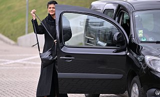 Sahra Wagenknecht (BSW) bezweifelt die Klimabilanz von Batterieautos «angesichts des gegenwärtigen Strommixes und des ungelösten Recyclingproblems». - Martin Schutt/dpa