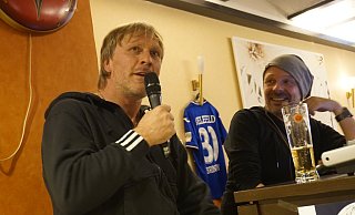 Bei der Lesung seines neuen Buches "Die Straße holt sich den Fußball zurück" nahm Ansgar Brinkmann (l.) kein Blatt vor den Mund. Peter Schultz (r.) gab als Autor einige Leseproben zum Besten. - Jeannine Gehle