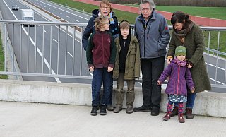 Kathrin Oetting-Damme, Hans-Gerd Damme und Kathleen Damme (von links) mit Emil, Michel und Milla setzen sich dafür ein, dass in Hesseln etwas gegen den permanenten Lärm von der Autobahn unternommen wird. - Rolf Uhlemeier