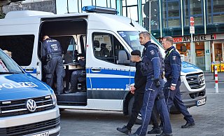 Erhärtete sich ein Verdacht, kam es im Polizeifahrzeug zu Verhören. - Barbara Franke