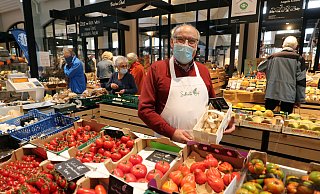 Mario Orto möchte mit seinen bald 75 Jahren nicht auf die Arbeit in seinem Gemüsestand verzichten. - Frank-Michael Kiel-Steinkamp