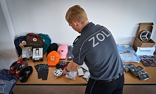 Zollbehörden beschlagnahmten in der EU auch 2024 eine große Menge an gefälschten Produkten. - Hendrik Schmidt/dpa-Zentralbild/dpa