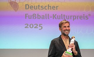Jürgen Klopp war beim Galaabend zu Scherzen aufgelegt. - Pia Bayer/dpa