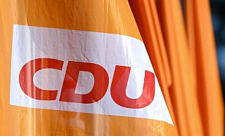 Fahnen mit dem Parteilogo der CDU wehen vor dem Tagungssaal des Landesparteitages der CDU Sachsen-Anhalt in Leuna. - Foto: Hendrik Schmidt/dpa-Zentralbild/dpa