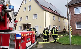 Rund 60 Feuerwehrleute eilten am Mittwochabend in die Kernstadt. Dort brannte es in einem Mehrfamilienwohnhaus wegen eines technischen Defekts im Heizungskeller. - Ralph Meyer