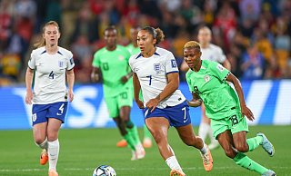 Im WM-Achtelfinale kassierte Engländerin Lauren James (2.v.r) eine Rote Karte. - Patrick Hoelscher/News Images via ZUMA Press Wire/dpa