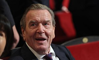 Ex-Kanzler Gerhard Schröder wird im Untersuchungsausschuss des Schweriner Landtags zur Erdgasleitung Nord Stream 2 als Zeuge befragt. (Archivbild) - Jens Büttner/dpa POOL/dpa
