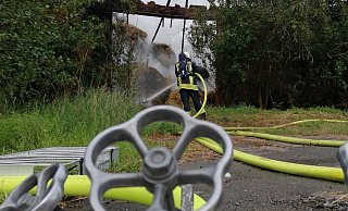 In der Scheune gelagertes Stroh war in Brand geraten. - Burkhard Battran