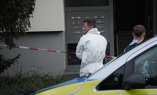 Die Polizei ermittelt in einem Mehrfamilienhaus - Die Blaulichtfotografen