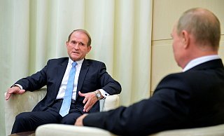 Oligarch Wiktor Medwedtschuk (l) bei einem Treffen mit Wladimir Putin im Oktober 2020. - -/Pool Sputnik Kremlin/AP/dpa