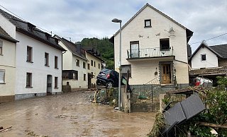 Die Straße, die durch die Gemeinde Ahrbrück führt, ist mit Schlamm überzogen. - Julia Rieseler