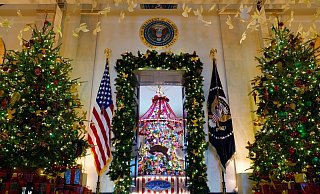 83 Tannenbäume, 165.075 Lichter und Tausende Christbaumkugeln gehören zur Weihnachtsdeko im Weißen Haus. - Susan Walsh/AP/dpa