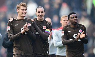 St. Paulis Torschütze Jackson Irvine (M.) freut sich mit seinen Teamkollegen Eric Smith (l.) und Oladapo Afolayan über den 1:0-Heimsieg gegen Rostock. - Witters