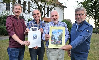 Immer neue Ideen: David Brokherm, Günter Kerstingtombroke, Gerhard Blumenthal und Manfred Vorderbrüggen (v. l.) zeigen den neuen Jahreskalender, der ab dem Erntedankfest für den sozialen Zweck verkauft wird. Dazu gibt es auf Wunsch eine mit einem Aufkleber verzierte Papiertüte. - Karin Prignitz