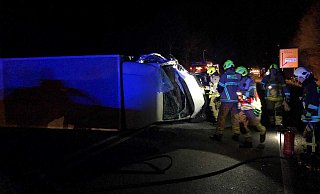 Der Transporter war in den Gegenverkehr geraten und mit einem Kleinwagen kollidiert. - Feuerwehr Paderborn