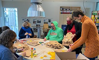 In stundenlanger Arbeit hat das Team vom Ev. Jugendreferat im Kirchenkreis Vlotho die Tüten verziert, gestaltet und gepackt. - Ev. Kirchenkreis Vlotho