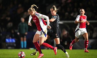 Der FC Bayern München um Giulia Gwinn (r) musste sich dem WFC Arsenal geschlagen geben und verpasste damit den Gruppensieg. - John Walton/PA/AP/dpa