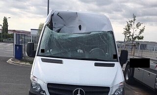 Nur durch Glück erlitt eine damals 25-jährige Frau nur leichte Verletzungen, als ihr Fahrzeug von einem Betonbrocken getroffen wurde. - Polizei Dortmund