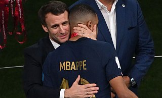 Frankreichs Präsident Emmanuel Macron tröstet Kylian Mbappé. - Robert Michael/dpa