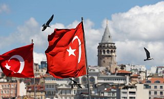 Türkische Flaggen wehen in Istanbul. Der Leitindex ISE 100 ist auf ein Rekordhoch geklettert, doch die Geldentwertung geht weiter. - Lefteris Pitarakis/AP/dpa