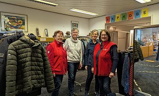 Karin Buschmann, Marita Kohs, Veronika Falkenstern und Karin Brauer gehören zum Team des Kleiderladens und sind stets bemüht, die Kunden freundlich zu empfangen. - Alex Wall