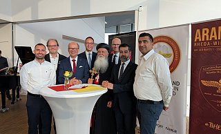 Gastgeber und Ehrengäste der Feierstunde zum 40-jährigen Bestehen des Bundesverbands der Aramäer in Deutschland im Kreis Gütersloh: Stefan Cetin (v.l.), Matthias Trepper, André Kuper, Theo Mettenborg, Bischof Aydin, Ralph Brinkhaus, Daniyel Demir und Daniyel Gabriel. - Rainer Stephan Gastgeber und Ehrengäste der Feierstunde zum 40-jährigen Bestehen des Bundesverbands der Aramäer in Deutschland im Kreis Gütersloh: Stefan Cetin (v.l.), Matthias Trepper, André Kuper, Theo Mettenborg, Bischof Aydin, Ralph Brinkhaus, Daniyel Demir und Daniyel Gabriel. - Rainer Stephan