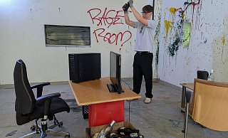 Thore Nieburg demonstiert, wie es aussieht, wenn die Gäste des "Smash Rooms" ihre Alltagssorgen abbauen. - Alex Wall