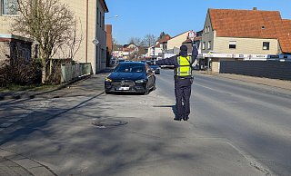 Ein Polizist winkt an der Lübbecker Straße ein Auto heraus, das anschließend kontrolliert wird. - Alex Wall