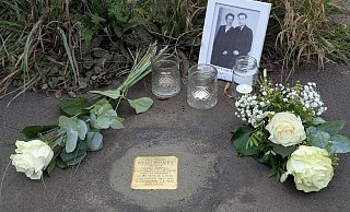 Der Stolperstein ist nach knapp einem Jahr wieder an der letzten Wohnandresse von August Friedrich Wilhelm Rahde, der als Deserteur in den letzten Kriegstagen erschossen wurde. - Alex Wall