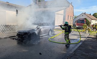 Die Feuerwehr Altenbeken löschte das brennende Auto in Buke. - Feuerwehr Altenbeken