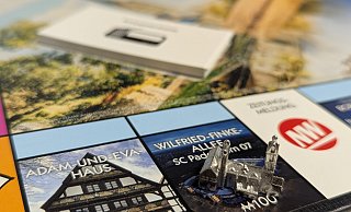 Auf dem neuen Spielbrett der Paderborner Monopoly-Version finden sich neben heimischen Straßen, auch bekannte Unternehmen und Sehenswürdigkeiten wieder. - NW