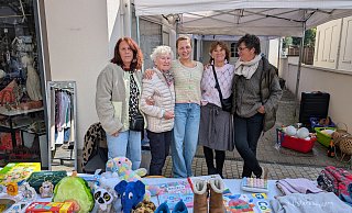 Verbinden den Wahlgang mit einem Verkaufsstand auf dem Flohmarkt: Regina Fuhr (v.l.), Waltraud Thätmeyer, Jennifer G., Claudia Hebenstreit und Katrin Schulz. - Marek Schnelle