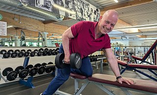 Jens Möllmann demonstriert wie es aussehen kann, wenn Jugendliche im Aerofit trainieren. - Alex Wall