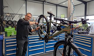 Werkstattleiter Pierre Lison überprüft ein Fahrrad. Damit ein Besuch in der Werkstatt gar nicht erst nötig wird, hat er einige Tipps. - Alex Wall